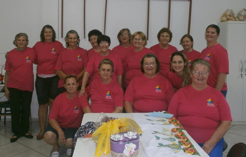 Grupos do SCFV recebem camisetas